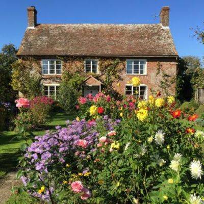 The Artless Charm of a true Cottage Garden - blog.theenduringgardener.com