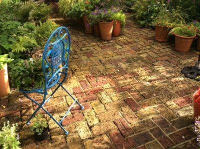 Allowing the brick paving to change - londoncottagegarden.com