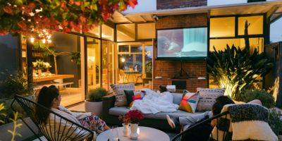 A DIY Outdoor Movie Theater That Has Mid-Century Modern Style - sunset.com