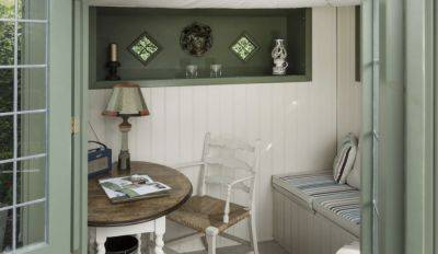 How to decorate your summer house - theenglishgarden.co.uk - Britain