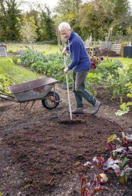 Less work, healthier soil: no-dig gardening, with charles dowding - awaytogarden.com - state Indiana