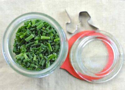 How to freeze parsley, chives and other herbs - awaytogarden.com
