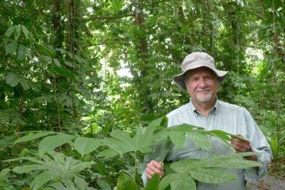 Discovering dr. michael balick’s new 21st-century herbal - awaytogarden.com - New York - county Garden