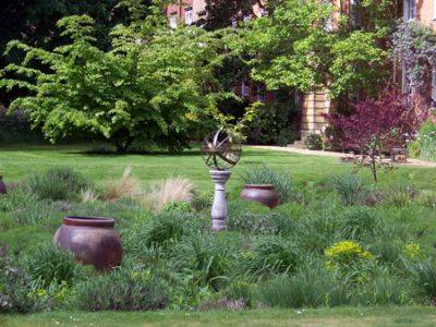 Creating A Focal Point in Your Garden - gardenerstips.co.uk - county Garden