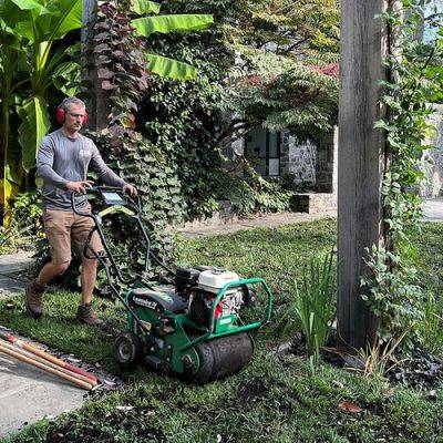 Fall Is a Natural Time for Organic Lawn Care - finegardening.com - Usa