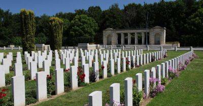 D-Day: the gardener facing down climate change at war grave sites - gardenersworld.com - Antarctica