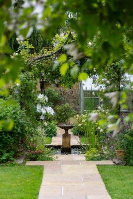 5 inspiring garden ideas from visiting gardens - themiddlesizedgarden.co.uk - Britain